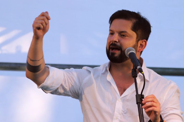 “Nuestro rol es convocar y no juzgar”: Boric se desmarca de Jadue y afirma que escuchará a votantes de Parisi