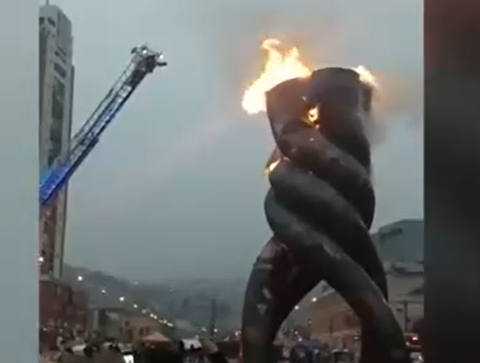 Por motivos de seguridad: Municipalidad de Valparaíso estudia retirar monumento del Congreso