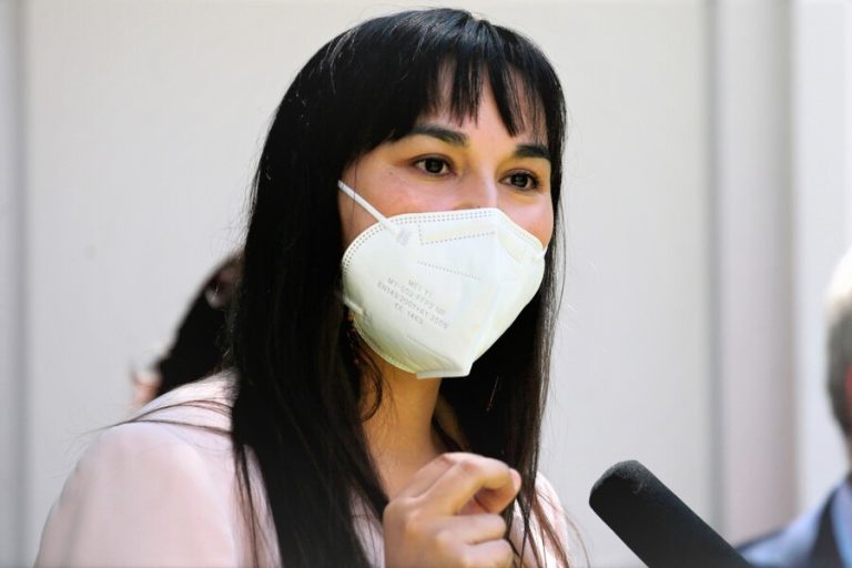 Dra. Siches por ataques a Kast: “Pido a la gente que no sea ingenua, esto favorece al candidato opositor”