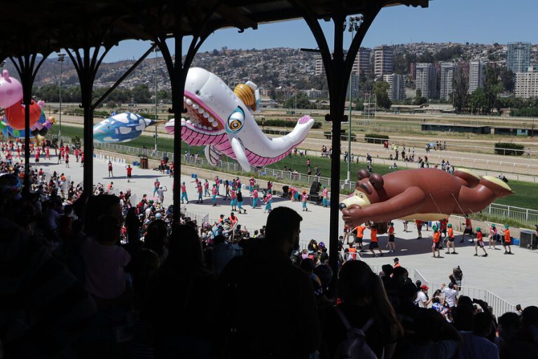 Polémica en acceso al Paris Parade en Viña del Mar: Público derribó la reja de ingreso