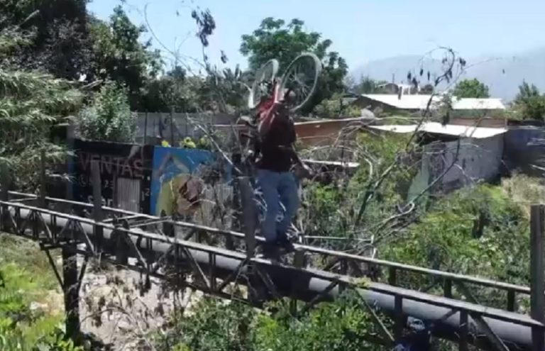 Chile a medias: Tubería en Colina es usada como puente y es la única conexión posible a servicios