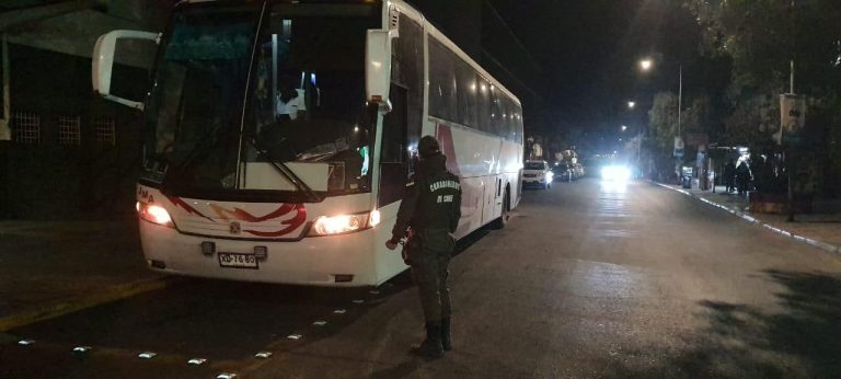 Aduana sanitaria: 26 pasajeros de bus interurbano fueron detenidos por portar PCR falsificado