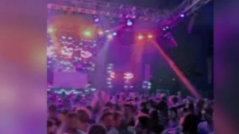 ¡Asistió gente contagiada! Masiva fiesta de Halloween en el Teatro Caupolicán preocupa a las autoridades