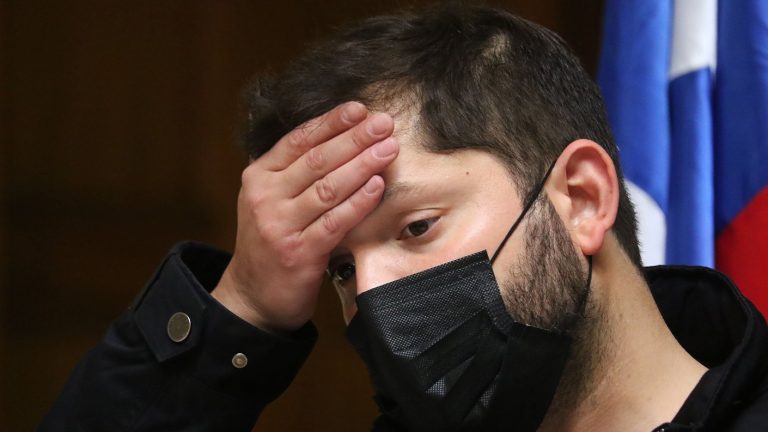 “Tengo un resto de enojo por su irresponsabilidad”: Las duras críticas a Gabriel Boric por su demora en la toma del PCR