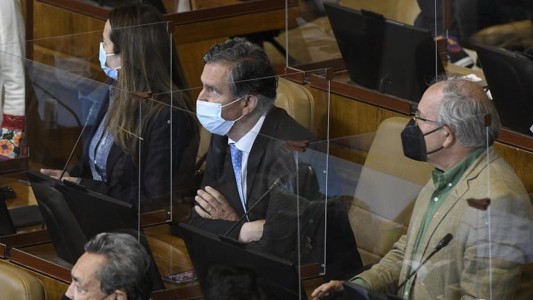 Los malabares del diputado Sabag para poder votar: Evadió al Seremi ingresando al Congreso por una puerta lateral