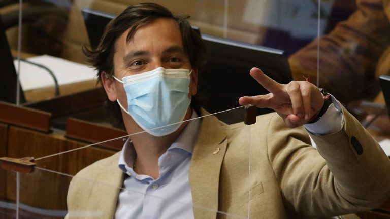 “Dejamos la cag...”: Diputado Labbé hizo un 'live' sin querer y una asesora tuvo que correr para quitarle el celular