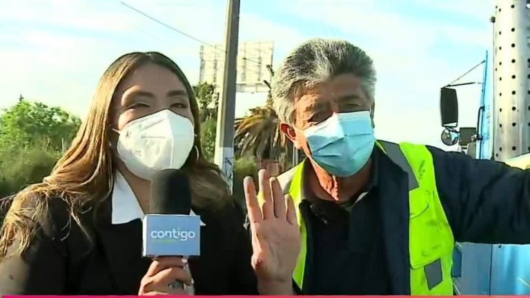 El héroe de la jornada: La grúa del señor Montecinos salvó la mañana tras despejar la autopista luego del volcamiento de un camión