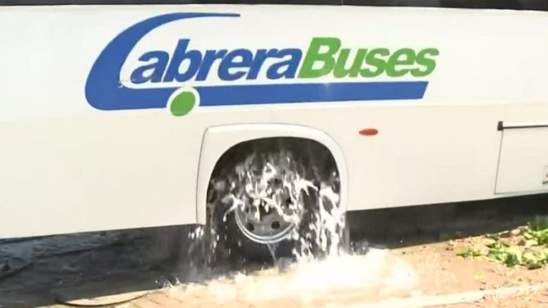 Sector de Las Condes se inunda tras choque de bus contra un grifo