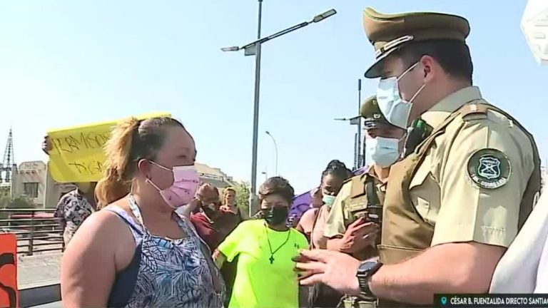 El tenso intercambio entre un agente de diálogo de Carabineros y una vendedora ambulante en el centro de Santiago