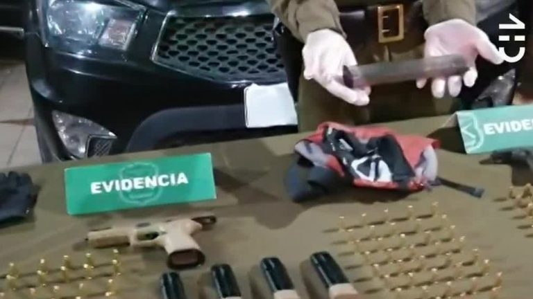 ¡Insólito! Carabineros detienen a pareja que transportaba un arsenal de armas al interior de un vehículo