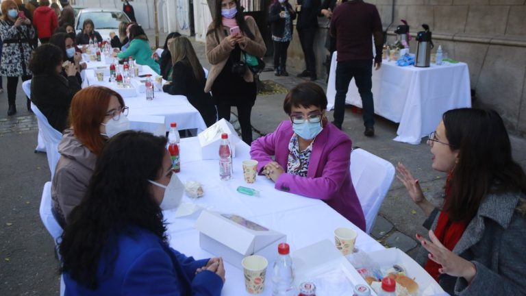 “Se ve bien austera la mesa”: El desayuno feminista de Karina Oliva por el cual pagó $50 millones