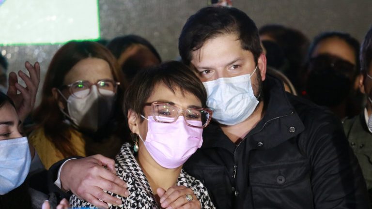 Gabriel Boric le quita apoyo a Karina Oliva tras la polémica surgida por boletas rendidas al Servel