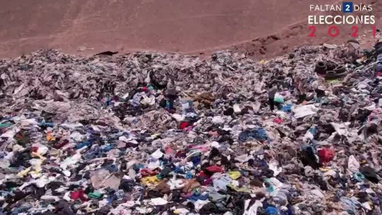 Reportaje exclusivo | Así operan las mafias del indignante Cementerio de Ropa, en el Desierto de Atacama