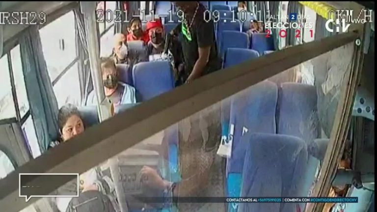 ¡Descarado asalto! Delincuente sacó una pistola y robó a todos los pasajeros de un microbus en Iquique