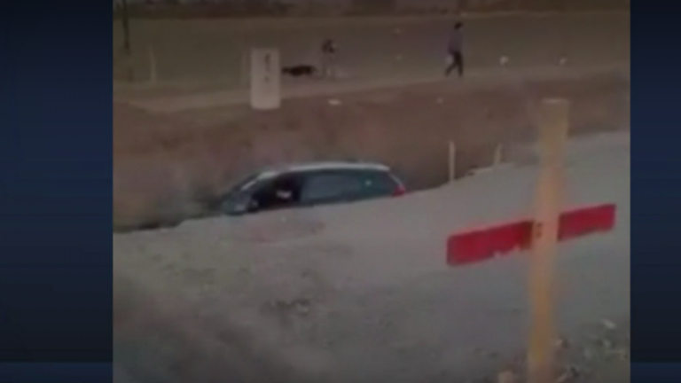 “¡Qué burro!”: Sujeto chocó y atropelló a conductora; luego cayó a una zanja tras intentar huir