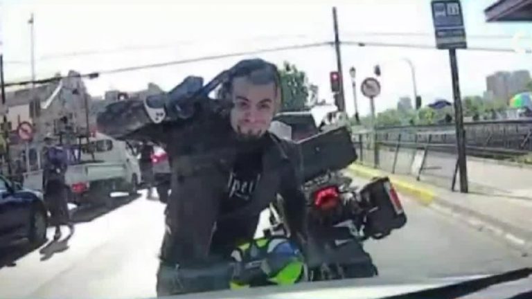 “¿Se lo habría hecho a un hombre?”: Motorista reacciona violentamente con una conductora y le rompe el parabrisas con una cadena