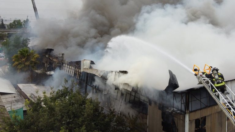 Fábrica colinda con una bencinera: Bomberos trabaja para apagar incendio en empresa textil de San Joaquín