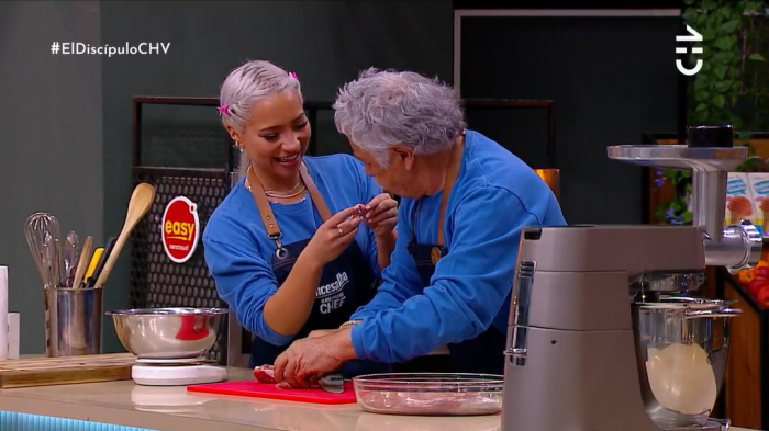 Colocolino de corazón: Princesa Alba sorprendió a Carlos Caszely con un particular regalo