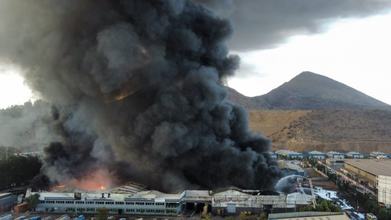 “Es impresionante”: Voraz incendio en una empresa de Quilicura genera columna de humo visible desde varios puntos de la capital