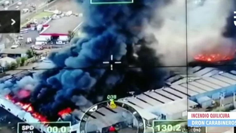 “El incendio no está controlado, pero no hay riesgo de propagación”: Bomberos informa sobre el gigantesco siniestro en Quilicura