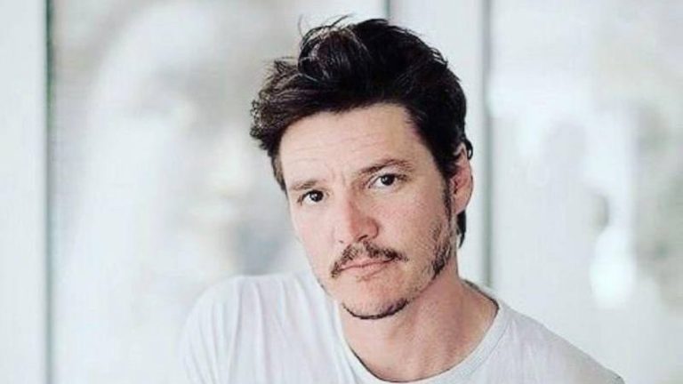 Pedro Pascal realizó tutorial para estampar una polera en apoyo a Gabriel Boric