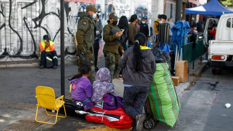 Carabineros desaloja a vendedores ambulantes sin permiso en Meiggs y surgen enfrentamientos