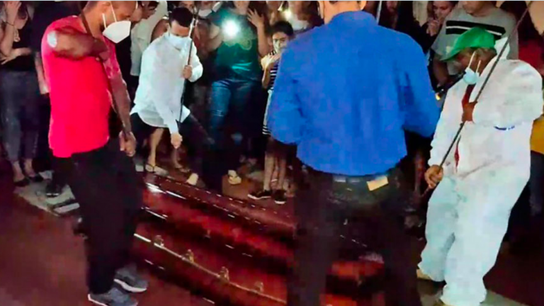 ¡Prometió resucitar! Multitud se reunió en funeraria tras la muerte del pastor