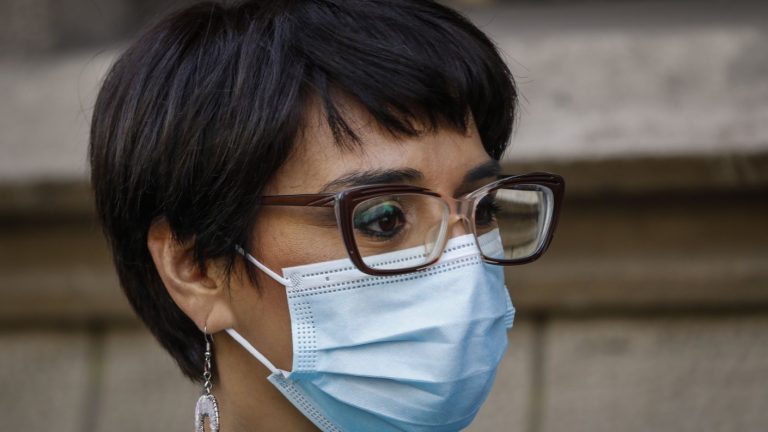 Comunes suspende militancia de Karina Oliva y desde Apruebo Dignidad llaman a no votar por ella