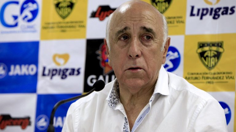 Ex DT de La Roja Nelson Acosta fue dado de alta tras un mes en la UCI