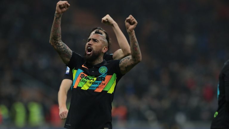 Inter con Vidal ingresando en el complemento supera al Napoli y se acerca al liderato