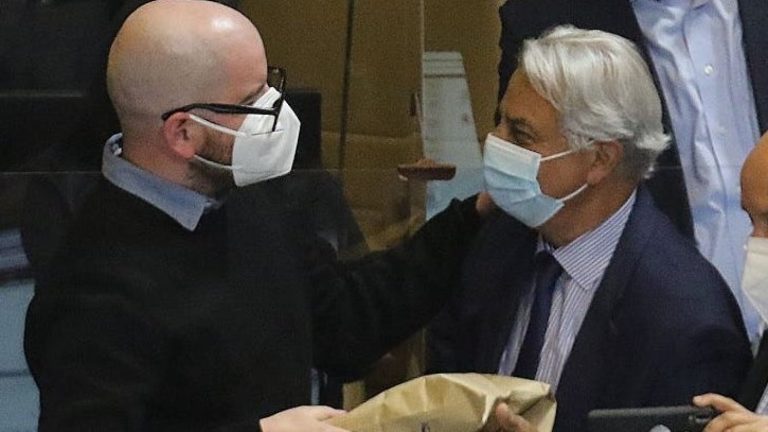 ¡Reveló el misterio! Este es el particular regalo que le entregó Giorgio Jackson al diputado Naranjo tras su llegada