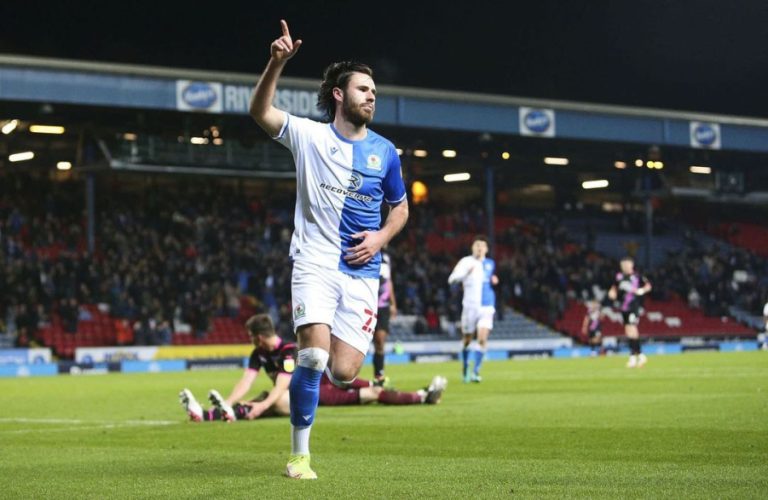 Locura en Inglaterra: Fanático del Blackburn Rovers se tatuó a Ben Brereton en su estómago