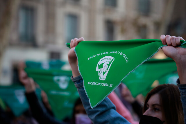 “Mi padre me violó y un aborto salvó mi vida”: El relato con que una académica reivindica la importancia de esta decisión