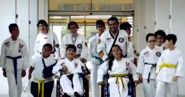 Ex paciente Teletón enseña taekwondo a niñas y niños discapacitados
