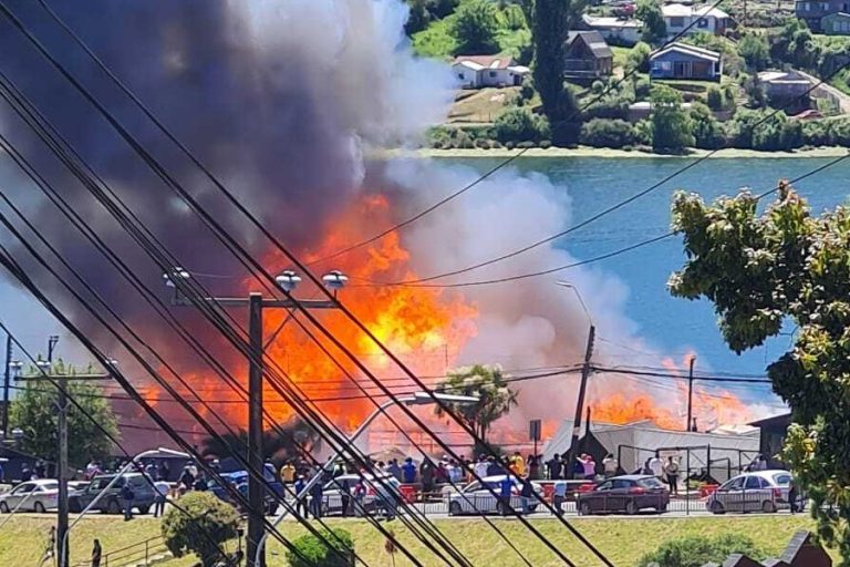 Alerta en Chiloé: Incendio afecta a seis viviendas de la isla