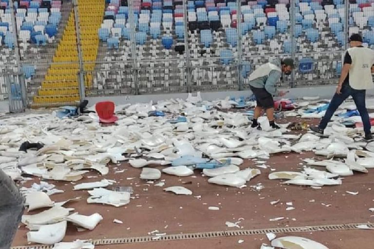 Barristas de Colo Colo destruyeron parte del estadio de Antofagasta tras perder el título del Campeonato Nacional