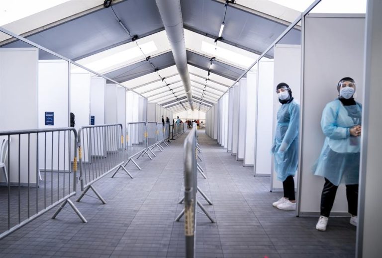 Variante ómicron: Dinamarca triplicó los contagios de COVID-19 en sólo 48 horas