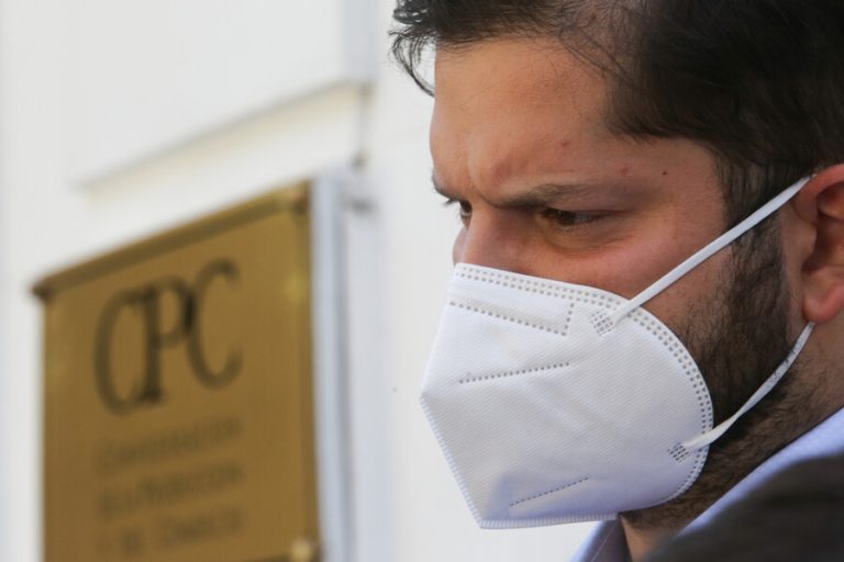 Gabriel Boric fue víctima de agresión en medio de actividad en Talcahuano: Mujer le escupió