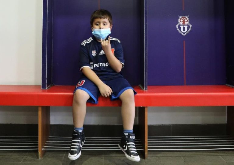 Sueño cumplido: Pequeño hincha de la U que estremeció con su llanto recibió regalo del club