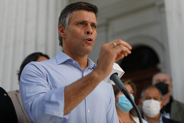 Leopoldo López fue agredido con huevos en su visita a la Convención Constitucional