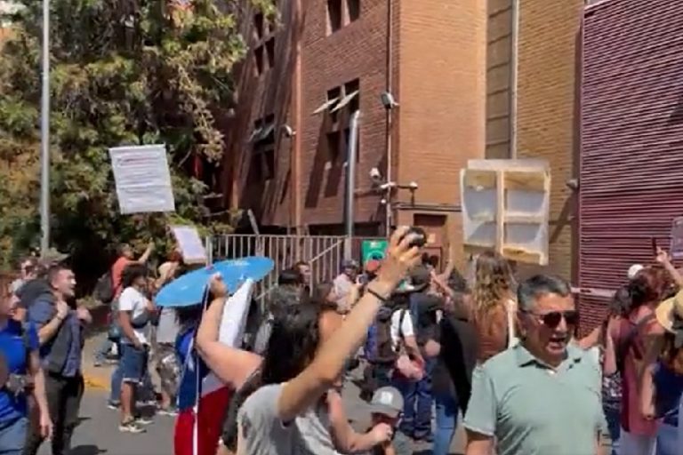 Grupo antivacunas se manifestó en la Región Metropolitana contra las medidas por la pandemia del COVID-19