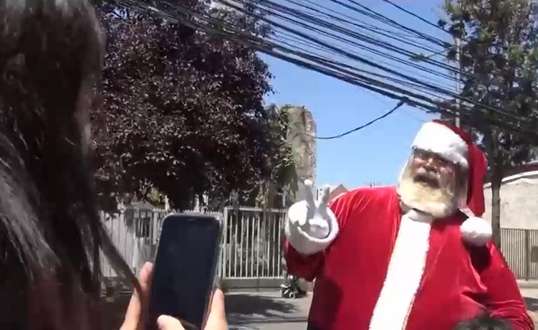 Viejo Pascuero fue expulsado de mall en Chicureo luego de que los clientes le pidieran fotos