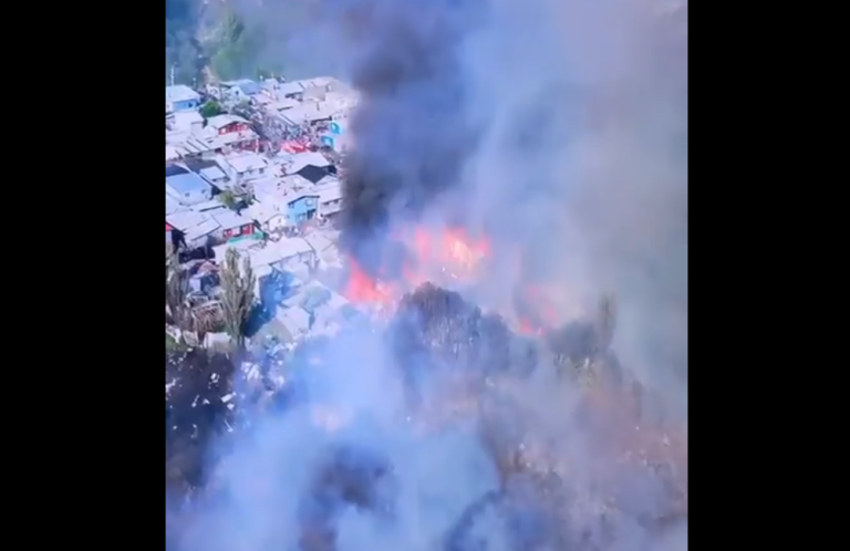 Registro aéreo del incendio en Castro muestra cómo el fuego sigue propagándose por las viviendas