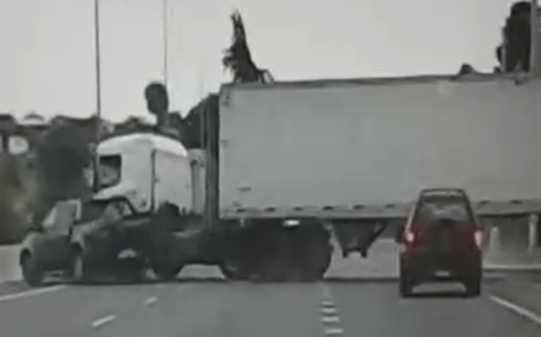 Milagrosa salvada: Camión fuera de control chocó camioneta y no hubo víctimas fatales