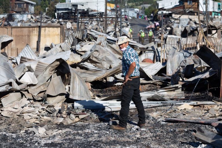 Gobierno anuncia entrega de bonos para familias damnificadas en incendio de Castro