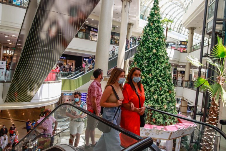 Dos horas más para hacer compras: Comercio extiende su horario de atención por Navidad