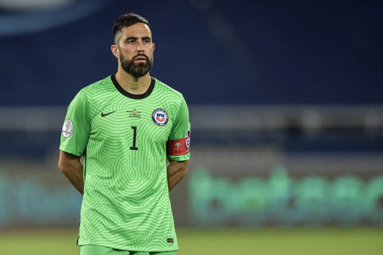 El mensaje de Claudio Bravo a los jugadores debutantes de La Roja: Los felicitó y entregó un consejo