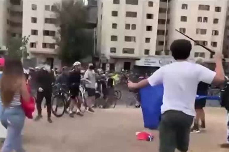 Adherentes de Kast y Boric se enfrentaron en medio de banderazo en Plaza Baquedano