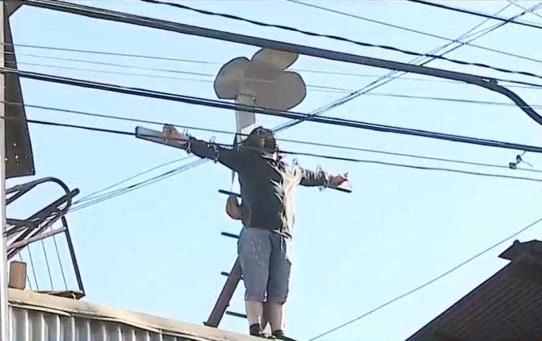 Hombre se encadenó arriba del techo para protestar por disputa de terreno familiar en Quinta Normal