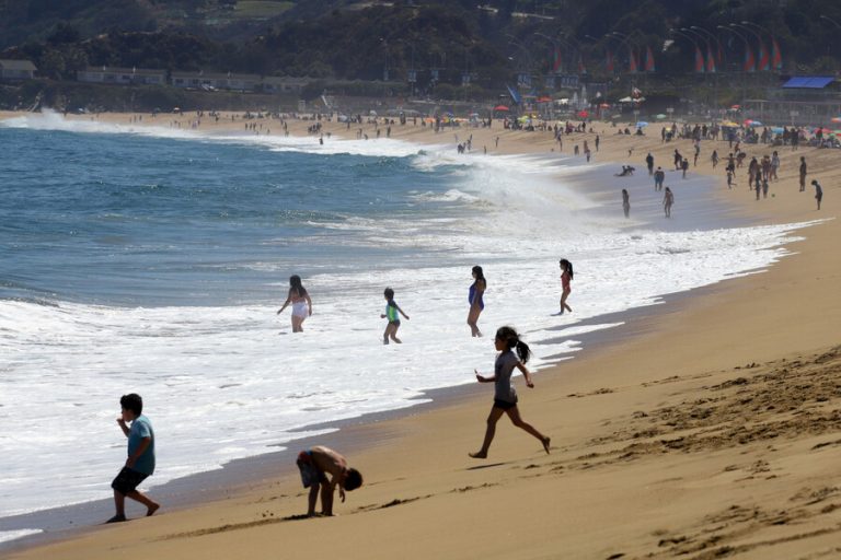 Comienza la temporada estival: Sólo 46 de las 964 playas en Chile están habilitadas para el baño